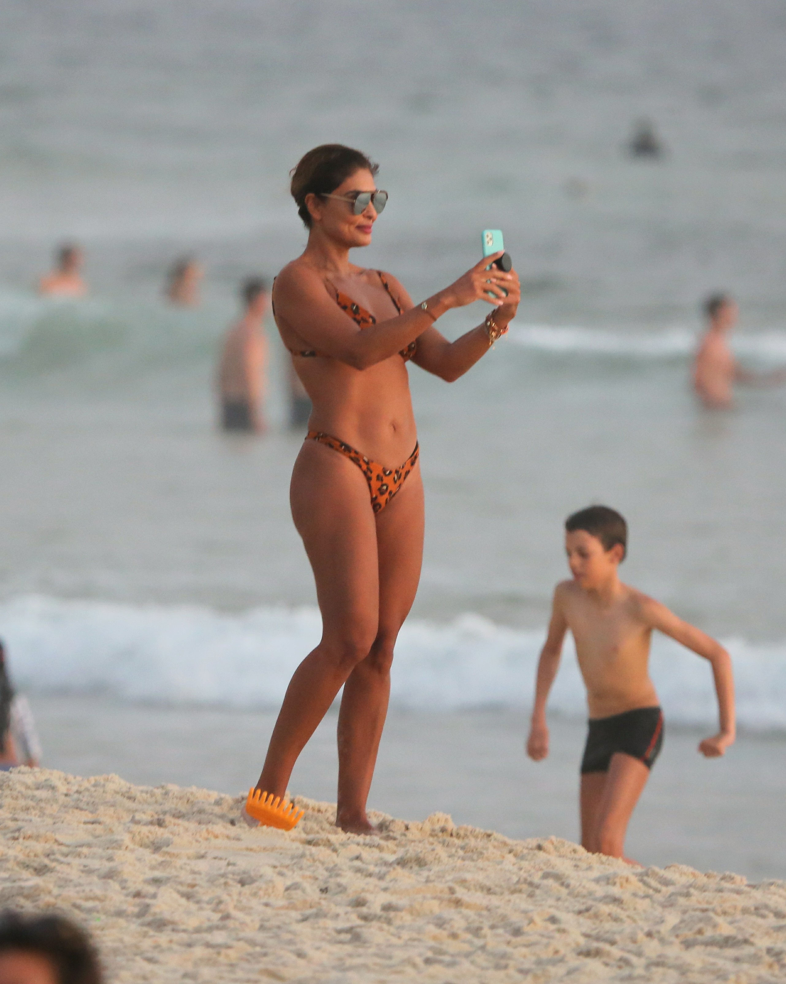 Juliana Paes fotografa pôr do sol em praia do Rio